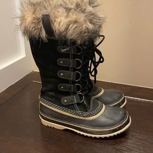 Sorel Joan of Arctic Boots in excellent condition! Black with quarry details.